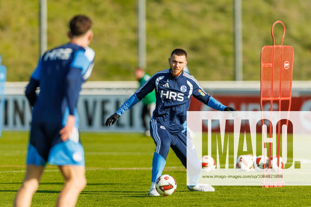 Hasan Kurucay (FC Schalke 04) in Aktion, am Ball, Einzelaktion bei dem Training vom FC Schalke 04 auf dem Trainingsgelaende Schalke 04 am 20. Oktober 2026 in Gelsenkirchen. (Foto von Mario Hommes DeFodi Images) Hasan Kurucay (FC Schalke 04) controls the ball during the practice of FC Schalke 04 at Trainingsgelaende Schalke 04 on 20. October 2026 in Gelsenkirchen. (Photo by Mario Hommes DeFodi Images) (Photo by Mario Hommes DeFodi Images) -