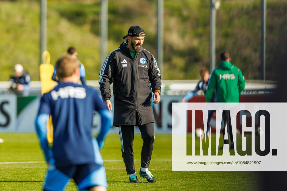 Trainer Miron Muslic (FC Schalke 04) schaut bei dem Training vom FC Schalke 04 auf dem Trainingsgelaende Schalke 04 am 20. Oktober 2026 in Gelsenkirchen. (Foto von Mario Hommes DeFodi Images) Trainer Miron Muslic (FC Schalke 04) looks on during the practice of FC Schalke 04 at Trainingsgelaende Schalke 04 on 20. October 2026 in Gelsenkirchen. (Photo by Mario Hommes DeFodi Images) (Photo by Mario Hommes DeFodi Images) -