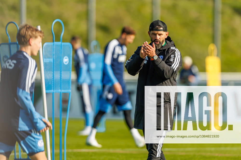 Trainer Miron Muslic (FC Schalke 04) gestikuliert, Gestik bei dem Training vom FC Schalke 04 auf dem Trainingsgelaende Schalke 04 am 20. Oktober 2026 in Gelsenkirchen. (Foto von Mario Hommes DeFodi Images) Trainer Miron Muslic (FC Schalke 04) gestures during the practice of FC Schalke 04 at Trainingsgelaende Schalke 04 on 20. October 2026 in Gelsenkirchen. (Photo by Mario Hommes DeFodi Images) (Photo by Mario Hommes DeFodi Images) -
