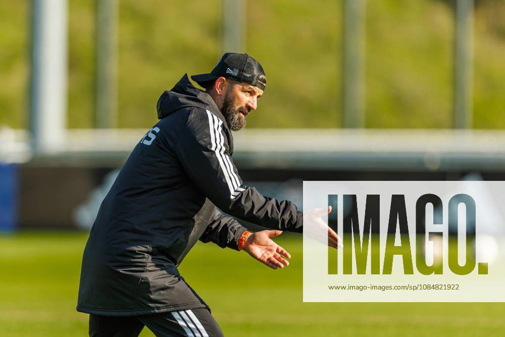 Trainer Miron Muslic (FC Schalke 04) gestikuliert, Gestik bei dem Training vom FC Schalke 04 auf dem Trainingsgelaende Schalke 04 am 20. Oktober 2026 in Gelsenkirchen. (Foto von Mario Hommes DeFodi Images) Trainer Miron Muslic (FC Schalke 04) gestures during the practice of FC Schalke 04 at Trainingsgelaende Schalke 04 on 20. October 2026 in Gelsenkirchen. (Photo by Mario Hommes DeFodi Images) (Photo by Mario Hommes DeFodi Images) -