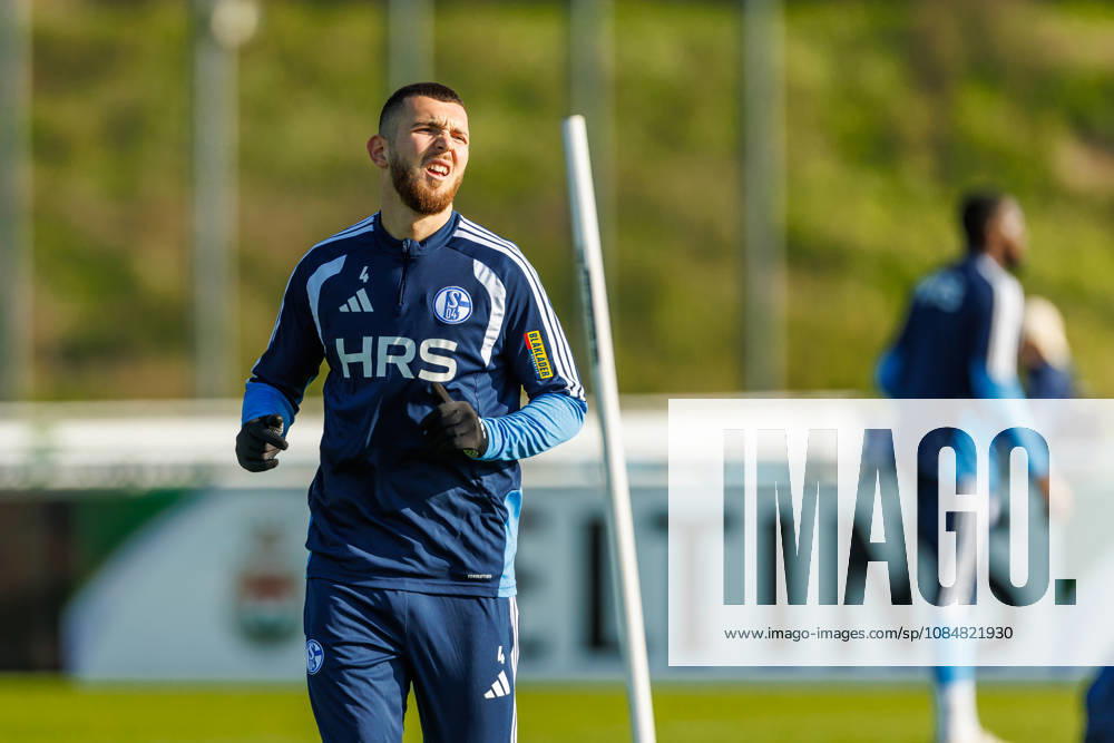 Hasan Kurucay (FC Schalke 04) schaut bei dem Training vom FC Schalke 04 auf dem Trainingsgelaende Schalke 04 am 20. Oktober 2026 in Gelsenkirchen. (Foto von Mario Hommes DeFodi Images) Hasan Kurucay (FC Schalke 04) looks on during the practice of FC Schalke 04 at Trainingsgelaende Schalke 04 on 20. October 2026 in Gelsenkirchen. (Photo by Mario Hommes DeFodi Images) (Photo by Mario Hommes DeFodi Images) -
