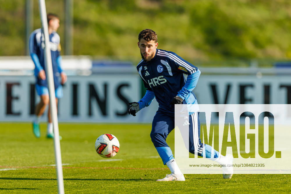 Adil Aouchiche (FC Schalke 04) in Aktion, am Ball, Einzelaktion bei dem Training vom FC Schalke 04 auf dem Trainingsgelaende Schalke 04 am 20. Oktober 2026 in Gelsenkirchen. (Foto von Mario Hommes DeFodi Images) Adil Aouchiche (FC Schalke 04) controls the ball during the practice of FC Schalke 04 at Trainingsgelaende Schalke 04 on 20. October 2026 in Gelsenkirchen. (Photo by Mario Hommes DeFodi Images) (Photo by Mario Hommes DeFodi Images) -