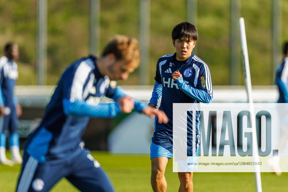 Satoshi Tanaka (FC Schalke 04) schaut bei dem Training vom FC Schalke 04 auf dem Trainingsgelaende Schalke 04 am 20. Oktober 2026 in Gelsenkirchen. (Foto von Mario Hommes DeFodi Images) Satoshi Tanaka (FC Schalke 04) looks on during the practice of FC Schalke 04 at Trainingsgelaende Schalke 04 on 20. October 2026 in Gelsenkirchen. (Photo by Mario Hommes DeFodi Images) (Photo by Mario Hommes DeFodi Images) -