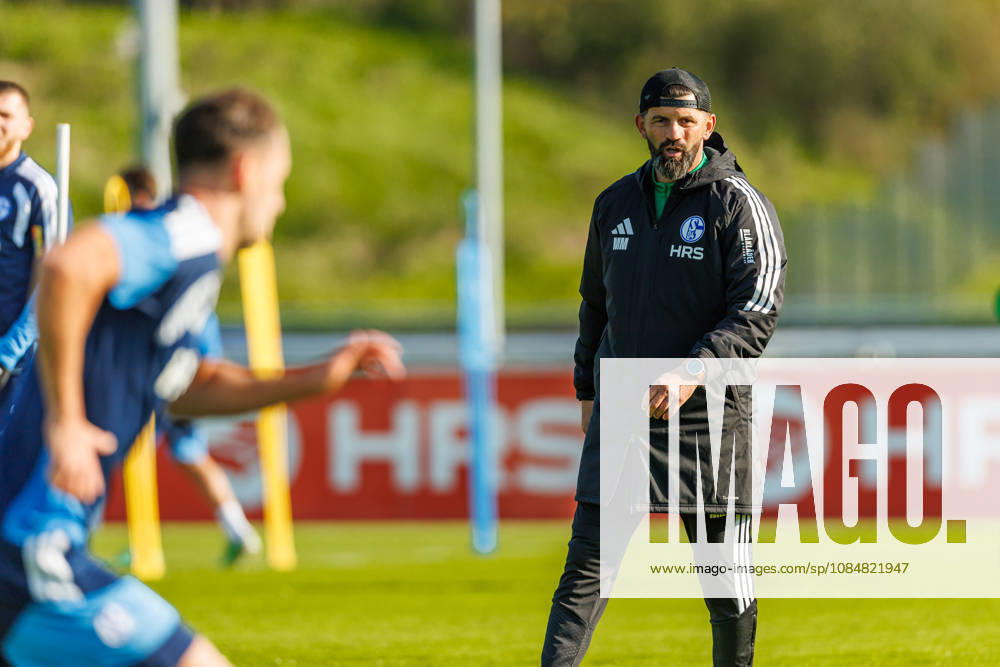 Trainer Miron Muslic (FC Schalke 04) schaut bei dem Training vom FC Schalke 04 auf dem Trainingsgelaende Schalke 04 am 20. Oktober 2026 in Gelsenkirchen. (Foto von Mario Hommes DeFodi Images) Trainer Miron Muslic (FC Schalke 04) looks on during the practice of FC Schalke 04 at Trainingsgelaende Schalke 04 on 20. October 2026 in Gelsenkirchen. (Photo by Mario Hommes DeFodi Images) (Photo by Mario Hommes DeFodi Images) -