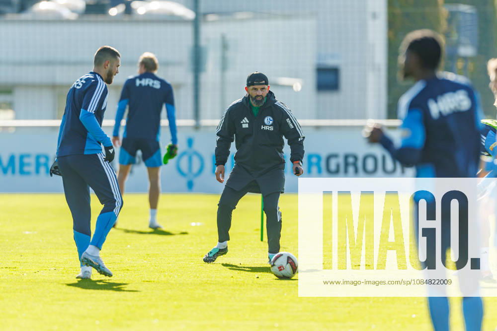 Trainer Miron Muslic (FC Schalke 04) schaut bei dem Training vom FC Schalke 04 auf dem Trainingsgelaende Schalke 04 am 20. Oktober 2026 in Gelsenkirchen. (Foto von Mario Hommes DeFodi Images) Trainer Miron Muslic (FC Schalke 04) looks on during the practice of FC Schalke 04 at Trainingsgelaende Schalke 04 on 20. October 2026 in Gelsenkirchen. (Photo by Mario Hommes DeFodi Images) (Photo by Mario Hommes DeFodi Images) -