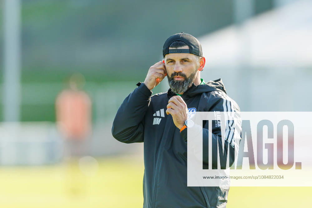 Trainer Miron Muslic (FC Schalke 04) schaut bei dem Training vom FC Schalke 04 auf dem Trainingsgelaende Schalke 04 am 20. Oktober 2026 in Gelsenkirchen. (Foto von Mario Hommes DeFodi Images) Trainer Miron Muslic (FC Schalke 04) looks on during the practice of FC Schalke 04 at Trainingsgelaende Schalke 04 on 20. October 2026 in Gelsenkirchen. (Photo by Mario Hommes DeFodi Images) (Photo by Mario Hommes DeFodi Images) -
