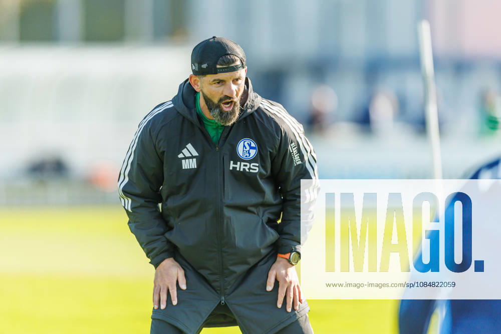 Trainer Miron Muslic (FC Schalke 04) schreit bei dem Training vom FC Schalke 04 auf dem Trainingsgelaende Schalke 04 am 20. Oktober 2026 in Gelsenkirchen. (Foto von Mario Hommes DeFodi Images) Trainer Miron Muslic (FC Schalke 04) yells during the practice of FC Schalke 04 at Trainingsgelaende Schalke 04 on 20. October 2026 in Gelsenkirchen. (Photo by Mario Hommes DeFodi Images) (Photo by Mario Hommes DeFodi Images) -