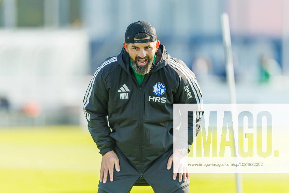 Trainer Miron Muslic (FC Schalke 04) schreit bei dem Training vom FC Schalke 04 auf dem Trainingsgelaende Schalke 04 am 20. Oktober 2026 in Gelsenkirchen. (Foto von Mario Hommes DeFodi Images) Trainer Miron Muslic (FC Schalke 04) yells during the practice of FC Schalke 04 at Trainingsgelaende Schalke 04 on 20. October 2026 in Gelsenkirchen. (Photo by Mario Hommes DeFodi Images) (Photo by Mario Hommes DeFodi Images) -