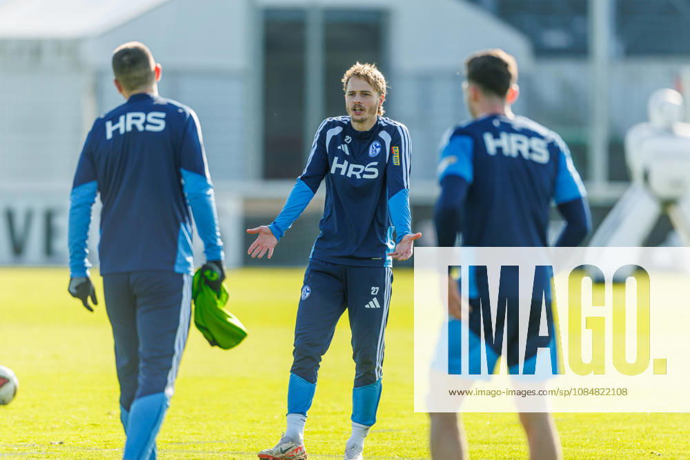 Finn Porath (FC Schalke 04) gestikuliert, Gestik bei dem Training vom FC Schalke 04 auf dem Trainingsgelaende Schalke 04 am 20. Oktober 2026 in Gelsenkirchen. (Foto von Mario Hommes DeFodi Images) Finn Porath (FC Schalke 04) gestures during the practice of FC Schalke 04 at Trainingsgelaende Schalke 04 on 20. October 2026 in Gelsenkirchen. (Photo by Mario Hommes DeFodi Images) (Photo by Mario Hommes DeFodi Images) -