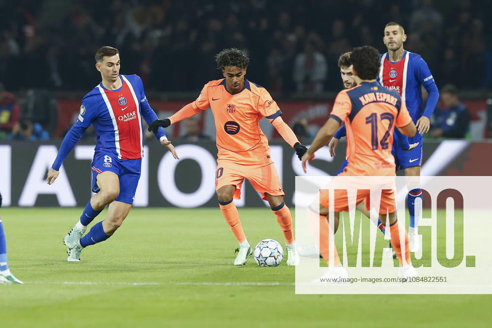 Lamine YAMA of FC BARCELONE in action during the ChampionÃ¢â‚¬â ¢s League match between Paris Saint Germain and FC Barcelone at Parc Des Princes stadium - on October 20 2026. Paris - France Soccer 2026 Paris Saint Germain FC Barcelone - ZUMAb253 20261020_zsp_b253_006