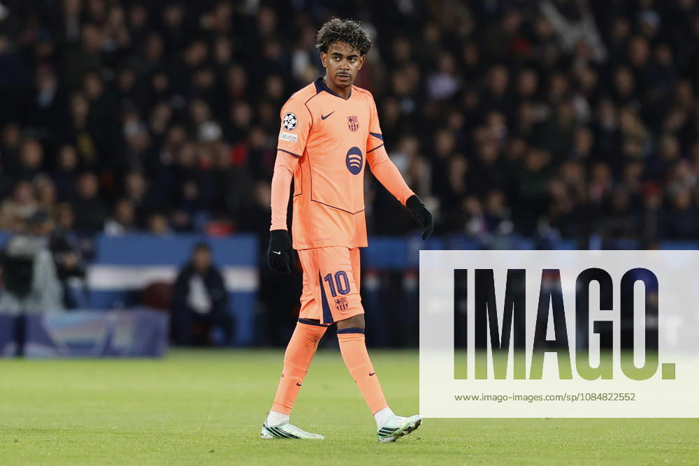 Lamine YAMA of FC BARCELONE in action during the Championâ€⠢s League match between Paris Saint Germain and FC Barcelone at Parc Des Princes stadium - on October 20 2026. Paris - France Paris France - ZUMAb253 20261020_zsp_b253_009