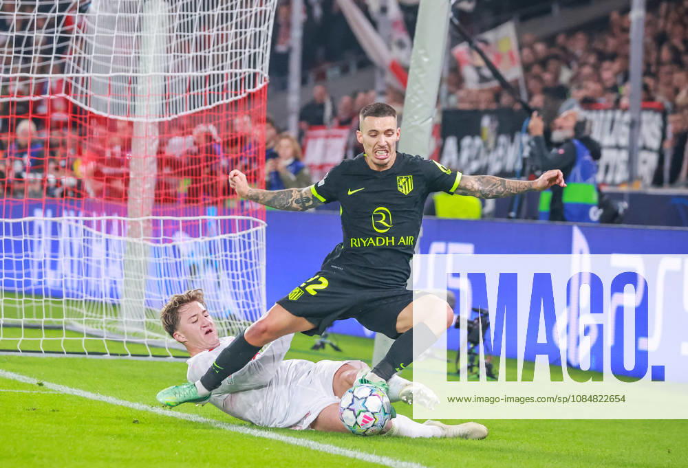 VfB Stuttgart - Atletico Madrid Deutschland, Stuttgart, 20.10.2026, Fussball, UEFA Champions League, Saison 2026 2027, VfB Stuttgart - Atletico Madrid: v.l. Angelo Stiller (VfB Stuttgart), Alejandro Grimaldo (Atletico Madrid).