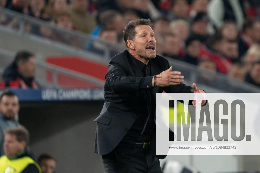 Diego Pablo Simeone (Trainer, Atletico Madrid) Geste, Mimik, Zeichen, GER, VfB Stuttgart vs. AtlÃ tico Madrid, Fussball, UEFA Champions League, Spieltag 3, Spielzeit 2026 2027, 20.10.2026, GER, VfB Stuttgart vs. AtlÃ tico Madrid, Fussball, UEFA Champions League, Spieltag 3, Spielzeit 2026 2027, 20.10.2026, Stuttgart