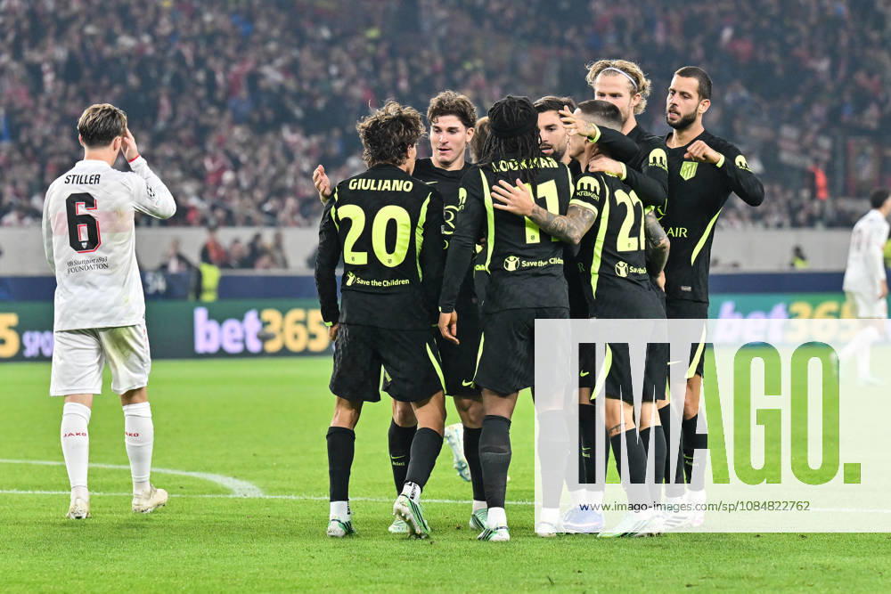 STUTTGART, GERMANY; 20. OCTOBER: Atletico celebrate the goal to make it 1-1 by Julian ALVAREZ (Atletico Madrid 19) Tor Torschuetze Freude Happy during the UEFA Champions League Match between VfB Stuttgart vs. Atletico Madrid at Matchday 3 at MHP Arena