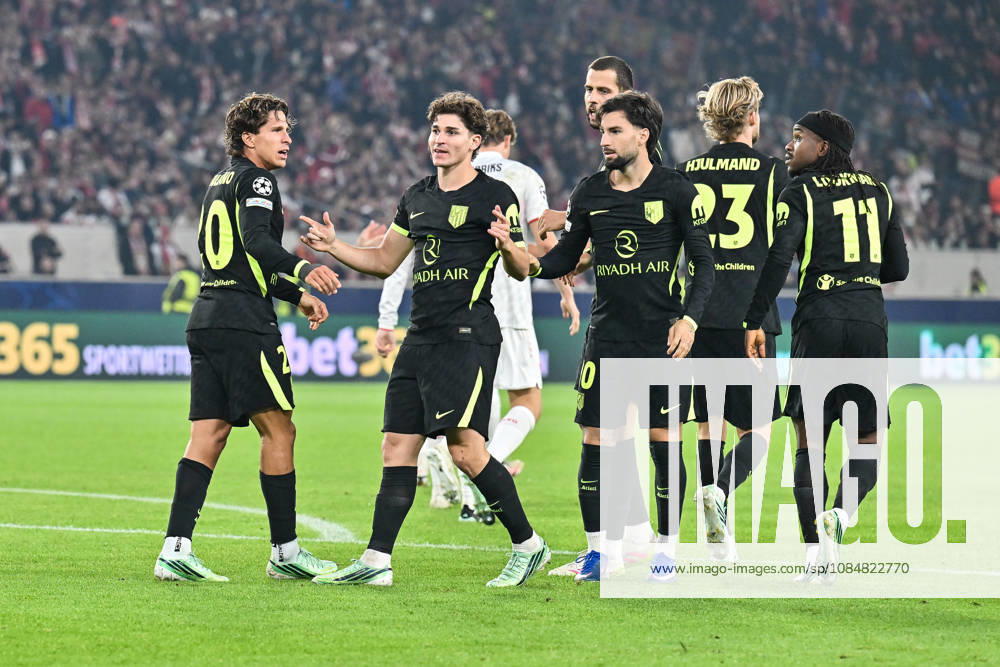 STUTTGART, GERMANY; 20. OCTOBER: Atletico celebrate the goal to make it 1-1 by Julian ALVAREZ (Atletico Madrid 19) Tor Torschuetze Freude Happy during the UEFA Champions League Match between VfB Stuttgart vs. Atletico Madrid at Matchday 3 at MHP Arena