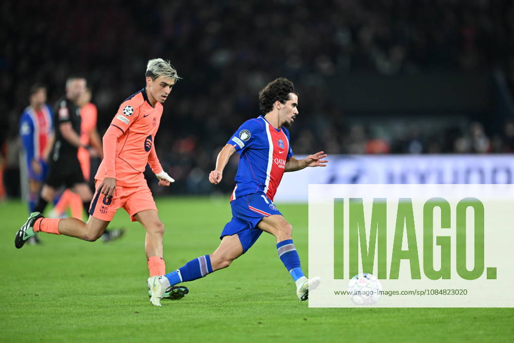Paris Saint-Germain v Barcelona - UEFA Champions League PARIS, FRANCE - OCTOBER 20: Vitinha (R) of PSG in action during the UEFA Champions League 2026 27 League Phase MD3 match between Paris Saint-Germain and FC Barcelona, Barca at Parc des Princes on October 20, 2026 in Paris, France. Mustafa Yalcin Anadolu Paris France. Editorial use only. Please get in touch for any other usage.