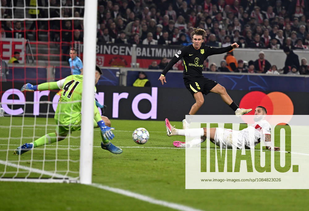 Fussball UEFA Champions-League League 2026 2027, 3.Spieltag, VfB Stuttgart - Atletico Madrid, in der MHP-Arena Stuttgart, Pablo Barrios (Atletico Madrid) gegen Jeff Chabot (Stuttgart) und Torwart Dennis Seimen (Stuttgart)