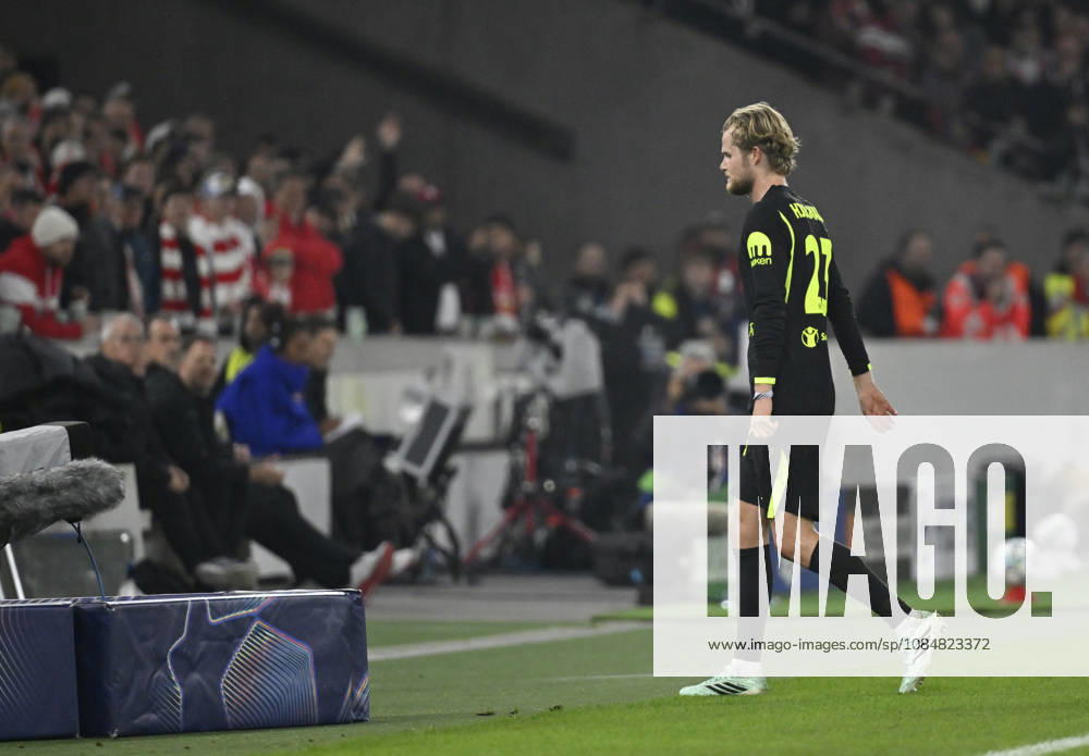 Schiedsrichter Referee Serdar Goezuebueyuek (NED) (nicht im Bild) zeigt Morten Hjulmand Atletico de Madrid (23) rote Karte rot Platzverweis fuer grobes Foulspiel geht vom Platz Champions League VfB Stuttgart vs Atletico Madrid 20.10.2026 DFL REGULATIONS PROHIBIT ANY USE OF PHOTOGRAPHS AS IMAGE SEQUENCES AND OR QUASI-VIDEO Champions League VfB Stuttgart vs Atletico Madrid