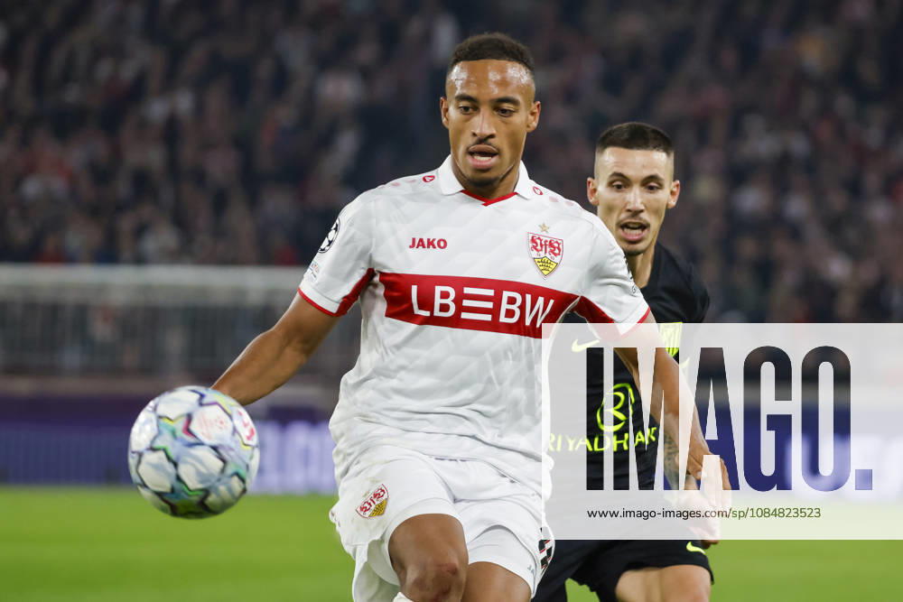 Jamie Leweling (VfB Stuttgart, 18) und Alejandro Grimaldo (Atletico Madrid, 22) im Kampf um den Ball , Deutschland, Fussball, UEFA Champions League, 3. Spieltag, 2026 2027, VfB Stuttgart vs. Atletico Madrid, 20.10.2026, Stuttgart Arena Stuttgart Deutschland