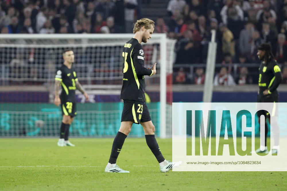 Morten Hjulmand (Atletico Madrid, 23) geht vom Platz nach der rote Karte , Deutschland, Fussball, UEFA Champions League, 3. Spieltag, 2026 2027, VfB Stuttgart vs. Atletico Madrid, 20.10.2026, Stuttgart Arena Stuttgart Deutschland