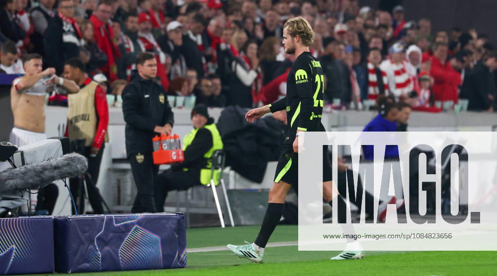 Stuttgart , Fußball UEFA Champions League VfB Stuttgart vs. Atletico Madrid , Morten Hjulmand (Atlà tico Madrid) verlässt nach einer roten Karte das Spielfeld