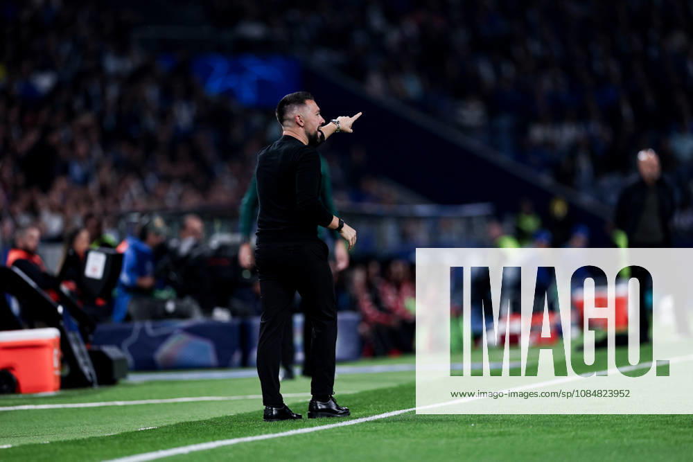 FC Porto v PSV Eindhoven - UEFA Champions League 2026 27 League Phase MD3 Francesco Farioli, head coach of FC Porto, gives instructions from the sideline during the UEFA Champions League 2026 27 League Phase Matchday 3 match between FC Porto and PSV at Estadio do Dragao in Porto, Portugal, on October 20, 2026. porto Porto Portugal