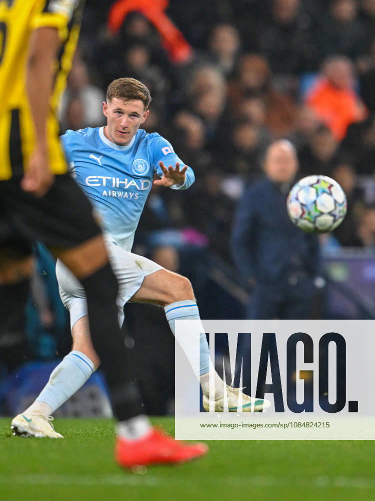 Manchester City v AEK Athens UEFA Champions League Elliot Anderson of Manchester City passes the ball during the UEFA Champions League match at the Etihad Stadium, Manchester 20 10 2026 UK Newspapers OUT