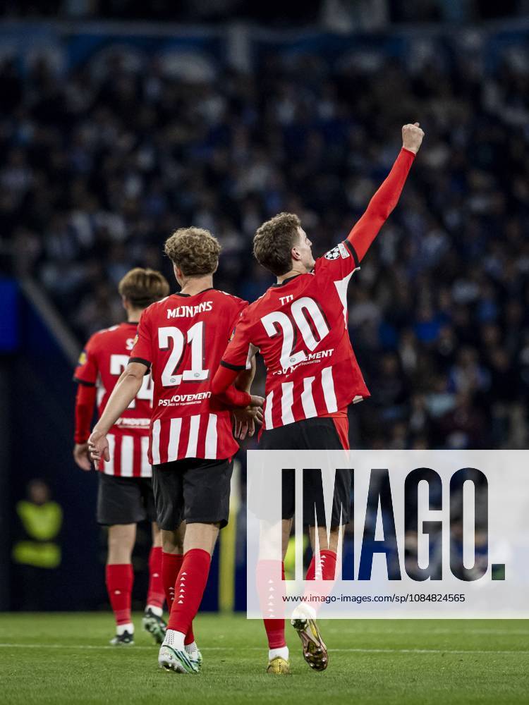PORTO - (lr) Sven Mijnans of PSV Eindhoven and Guus Til of PSV Eindhoven celebrate the 0-1 during the UEFA Champions League match between FC Porto and PSV Eindhoven at the Estadio Do Dragao, on October 20, 2026 in Porto, Portugal. MORITZ MUELLER ANP ANPxSportx IVx 573102993 originalFilename: 573102993