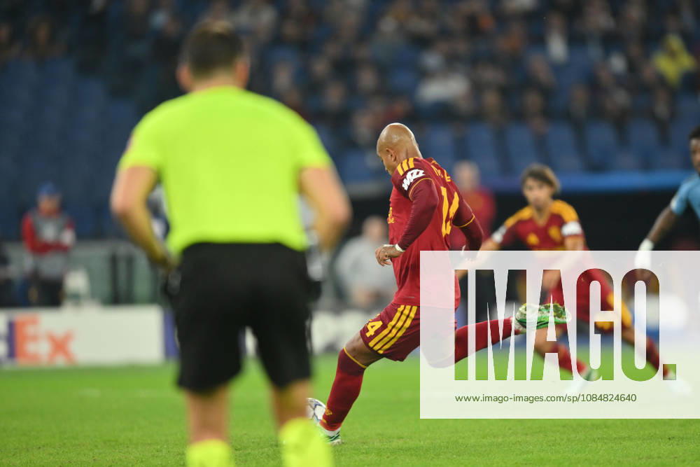 AS Roma v Slovan Bratislava - UEFA Champions League ROME, ITALY - OCTOBER 20 : Donyell Malen of AS Roma scores The penalty during the Champions League match between Slovan Bratislava at Stadio Olimpico on October 20 ,2026 in Rome, Italy. Claudio Pasquazi Anadolu Rome Italy. Editorial use only. Please get in touch for any other usage.