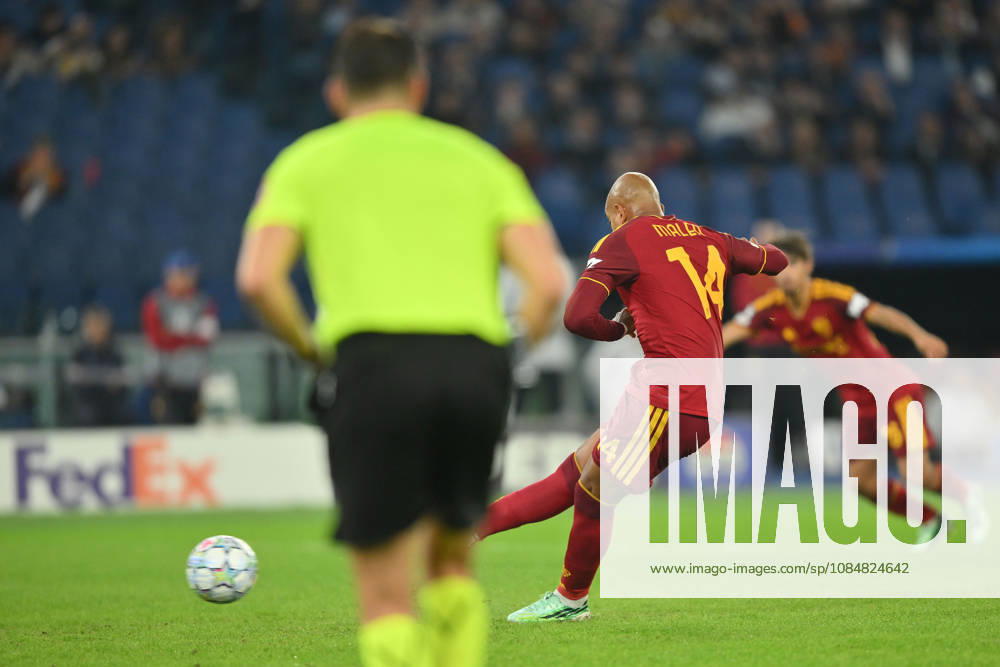 AS Roma v Slovan Bratislava - UEFA Champions League ROME, ITALY - OCTOBER 20 : Donyell Malen of AS Roma scores The penalty during the Champions League match between Slovan Bratislava at Stadio Olimpico on October 20 ,2026 in Rome, Italy. Claudio Pasquazi Anadolu Rome Italy. Editorial use only. Please get in touch for any other usage.