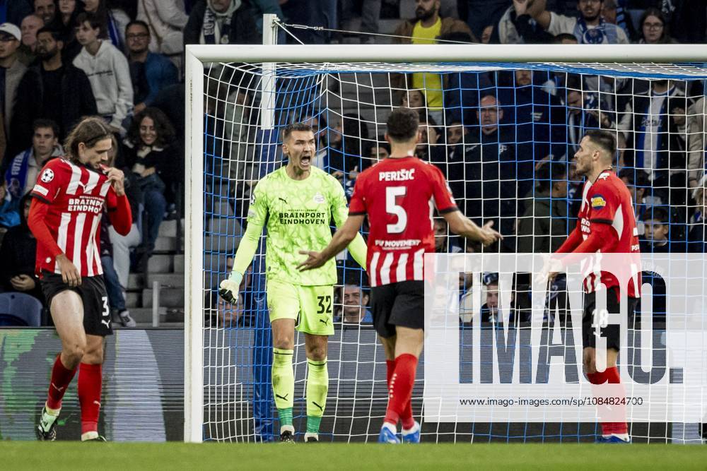 PORTO - (lr) Yarek Gasiorowski of PSV Eindhoven, PSV Eindhoven goalkeeper Matej Kovar, Ivan Perisic of PSV Eindhoven and Filip Kostic of PSV Eindhoven react after a missed chance by FC Porto during the UEFA Champions League match between FC Porto and PSV Eindhoven at the Estadio Do Dragao, on 20 October 2026 in Porto, Portugal. MORITZ MUELLER ANP ANPxSportx IVx 573103436 originalFilename: 573103436