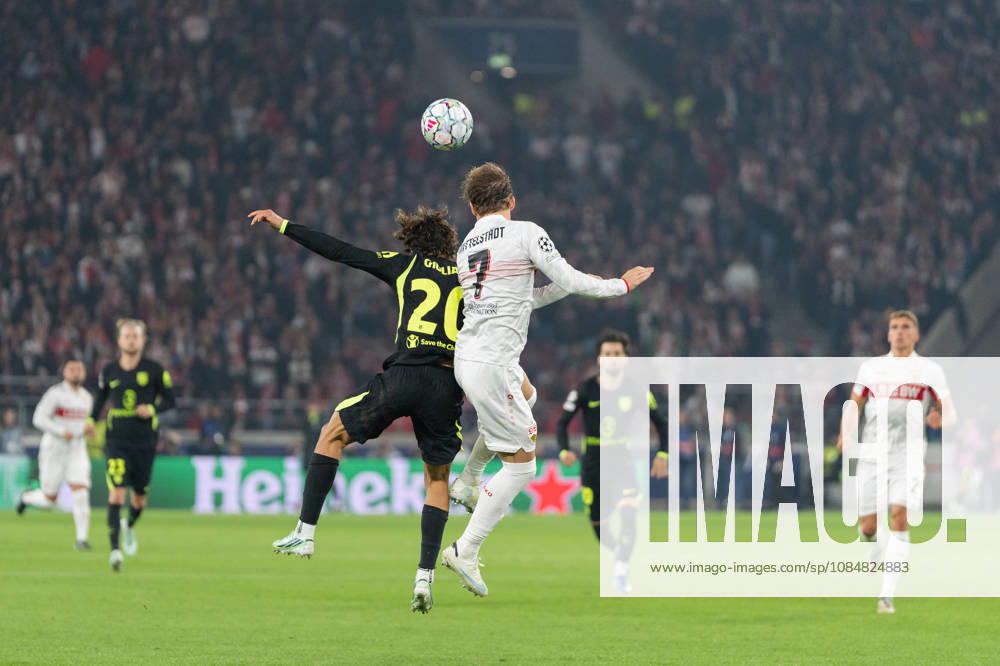 Fussball UEFA Champions League, VfB Stuttgart - Atletico Madrid, v.l. Kopfballduell zwischen Giuliano Simeone (20, AtlÃ tico Madrid) und Maximilian Mittelstädt (7, VfB Stuttgart) Stuttgart