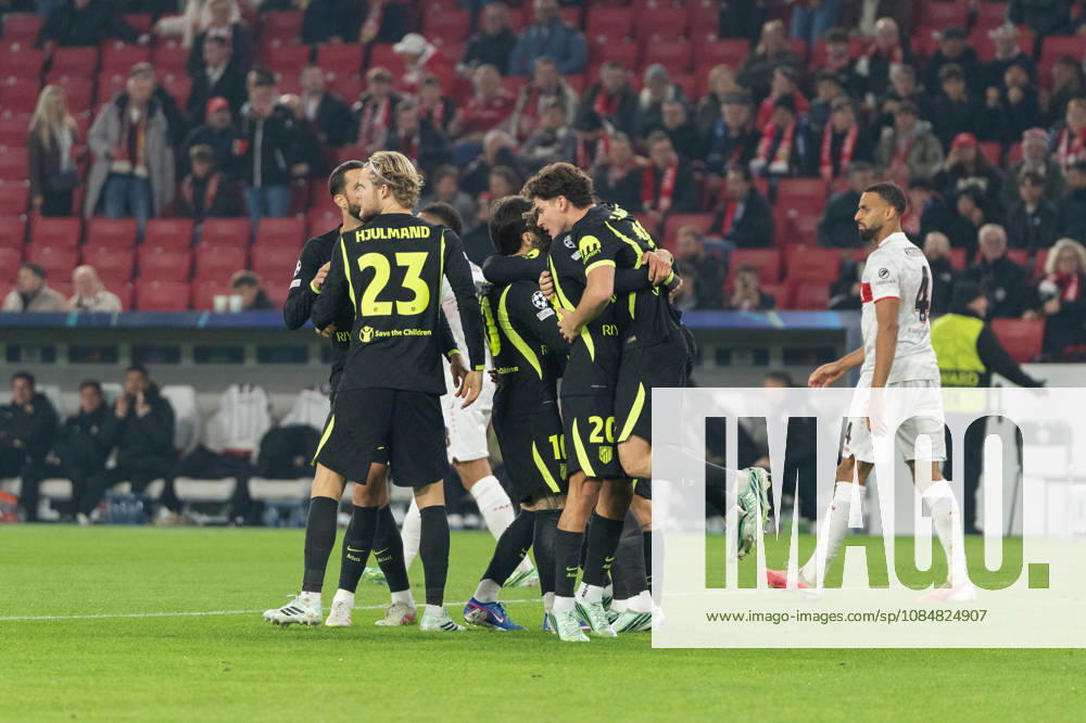 Fussball UEFA Champions League, VfB Stuttgart - Atletico Madrid, v.l. Torjubel Atletico Madrid nach dem 1:1 Ausgleichstreffer durch Julian Alvarez (19, Atlà tico Madrid) Stuttgart