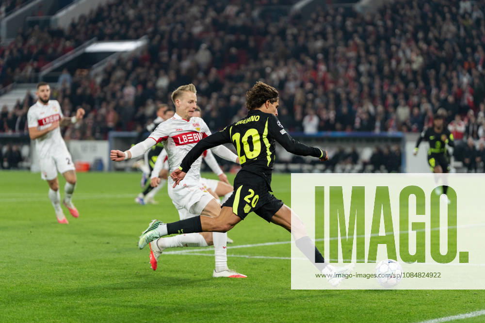 Fussball UEFA Champions League, VfB Stuttgart - Atletico Madrid, v.l. Chris Führich (10, VfB Stuttgart) versucht eine Flanke von Giuliano Simeone (20, Atlà tico Madrid) zu blocken Stuttgart
