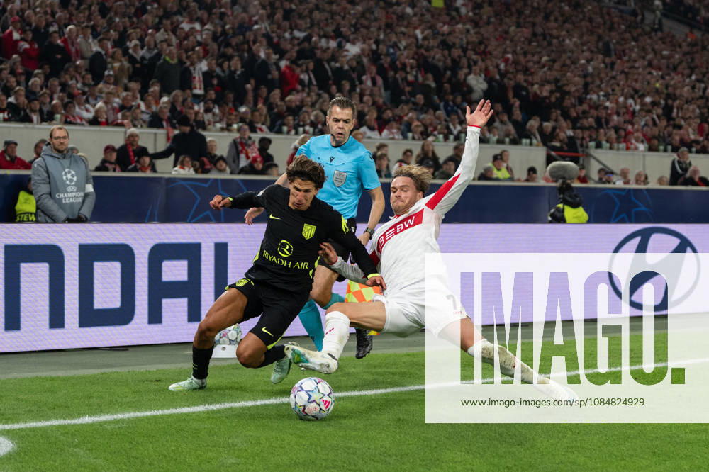 Fussball UEFA Champions League, VfB Stuttgart - Atletico Madrid, v.l. Giuliano Simeone (20, Atlà tico Madrid) im Zweikampf mit Maximilian Mittelstädt (7, VfB Stuttgart) Stuttgart