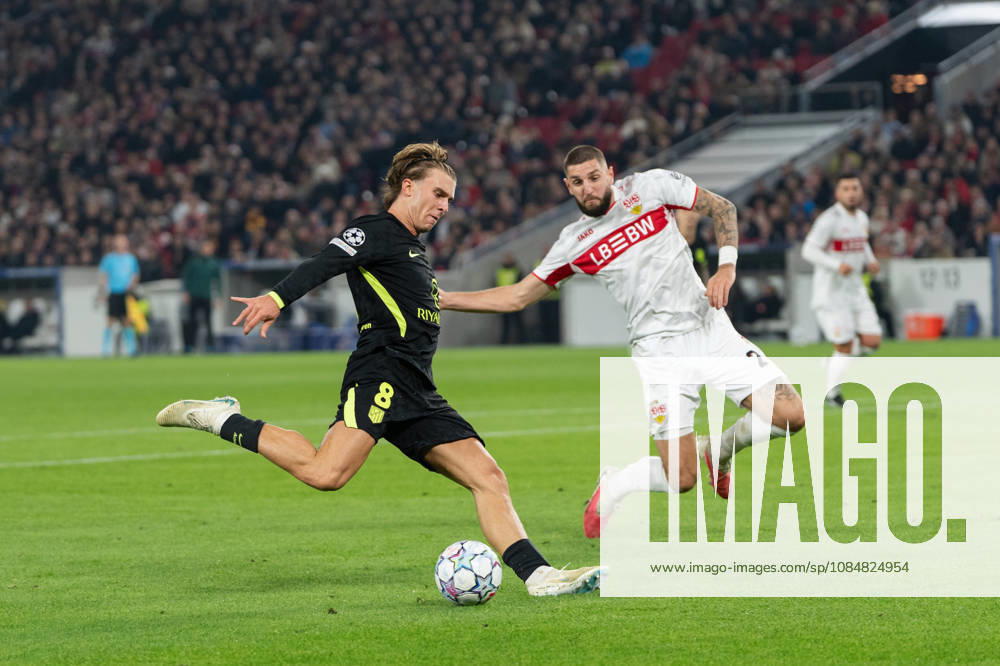Fussball UEFA Champions League, VfB Stuttgart - Atletico Madrid, v.l. Torschuss von Tiago Tomas (8, VfB Stuttgart). Jeff Chabot (24, VfB Stuttgart) versucht zu blocken Stuttgart