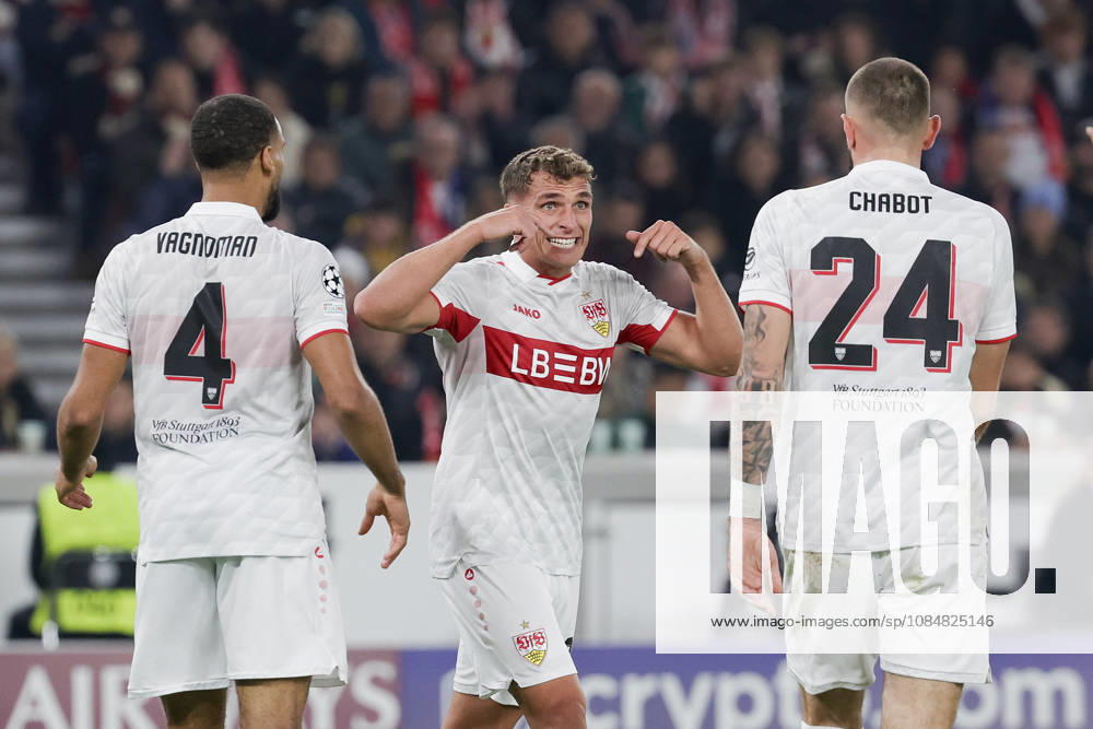 Im Bild: v.li. Josha Vagnoman (VfB Stuttgart, 4), Grischa Proemel (VfB Stuttgart, 21) und Jeff Chabot (VfB Stuttgart, 24) besprechen sich 20.10.2026, VfB Stuttgart - Atletico Madrid, UEFA Champions League, 3. Spieltag, Deutschland, Stuttgart, MHP Arena, DFL REGULATIONS PROHIBIT ANY USE OF PHOTOGRAPHS AS IMAGE SEQUENCES AND OR QUASI-VIDEO.