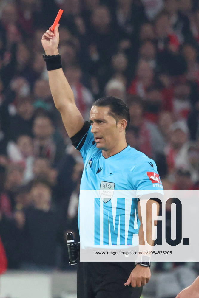 Fussball UEFA Champions League, VfB Stuttgart - Atletico Madrid v.l. Schiedsrichter Referee Serdar Gözübüyük zeigt die Rote Karte Morten Hjulmand (AtlÃ tico Madrid) Stuttgart