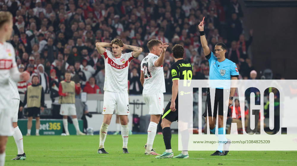 Fussball UEFA Champions League, VfB Stuttgart - Atletico Madrid v.l. Schiedsrichter Referee Serdar Gözübüyük zeigt die Rote Karte Morten Hjulmand (Atlà tico Madrid) Stuttgart