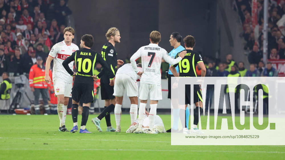 Fussball UEFA Champions League, VfB Stuttgart - Atletico Madrid v.l. Schiedsrichter Referee Serdar Gözübüyük zeigt die Rote Karte Morten Hjulmand (Atlà tico Madrid) Stuttgart