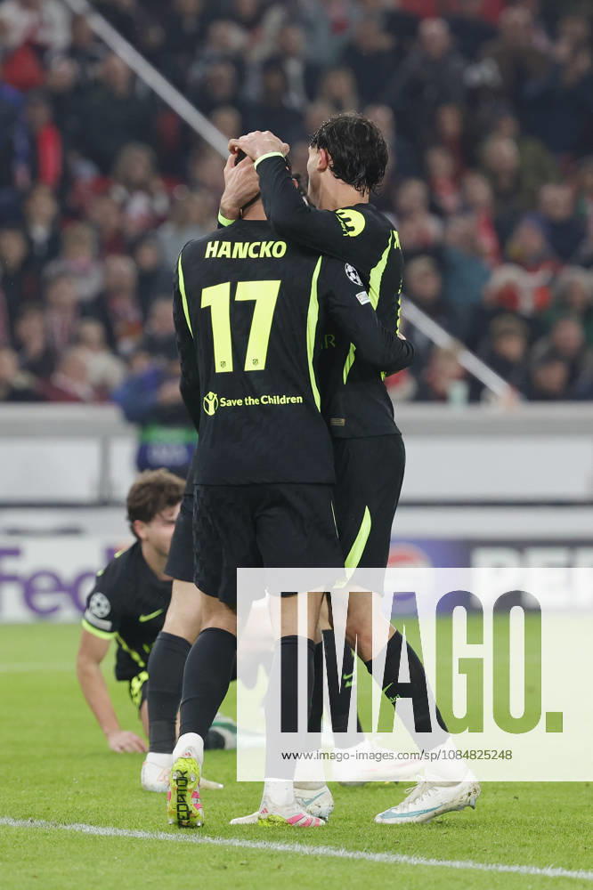 Im Bild: v.li. David Hancko (Atletico Madrid, 17) und Marc Pubill (Atletico Madrid, 18) loben sich gegenseitig 20.10.2026, VfB Stuttgart - Atletico Madrid, UEFA Champions League, 3. Spieltag, Deutschland, Stuttgart, MHP Arena, DFL REGULATIONS PROHIBIT ANY USE OF PHOTOGRAPHS AS IMAGE SEQUENCES AND OR QUASI-VIDEO.