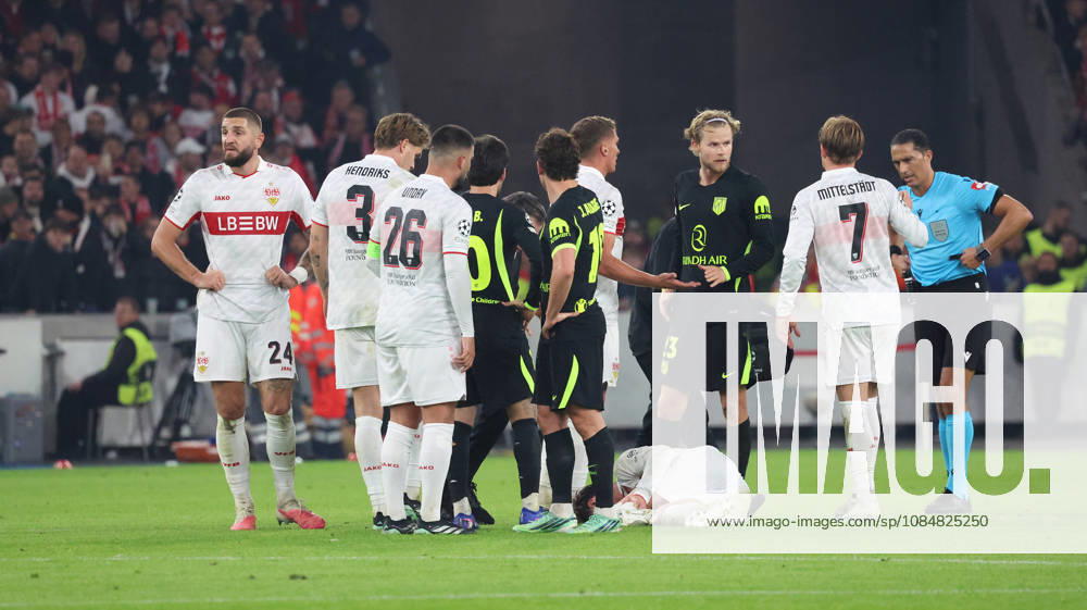 Fussball UEFA Champions League, VfB Stuttgart - Atletico Madrid v.l. Angelo Stiller (VfB Stuttgart) verletzt, Verletzung, Schmerz, Schmerzen, injured, injury, pain, pains Schiedsrichter Referee Serdar Gözübüyük zeigt die Rote Karte Morten Hjulmand (Atlà tico Madrid) Stuttgart