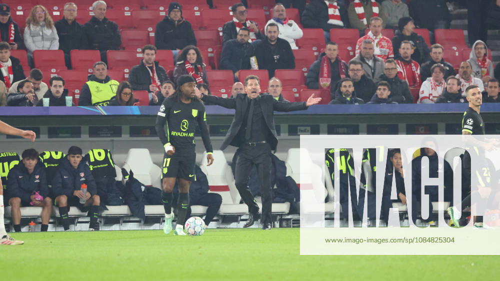 Fussball UEFA Champions League, VfB Stuttgart - Atletico Madrid v.l. Diego Simeone Trainer (Atlà tico Madrid) gibt Anweisungen, gestikuliert, mit den Armen gestikulieren gives instructions, gesticulate Stuttgart