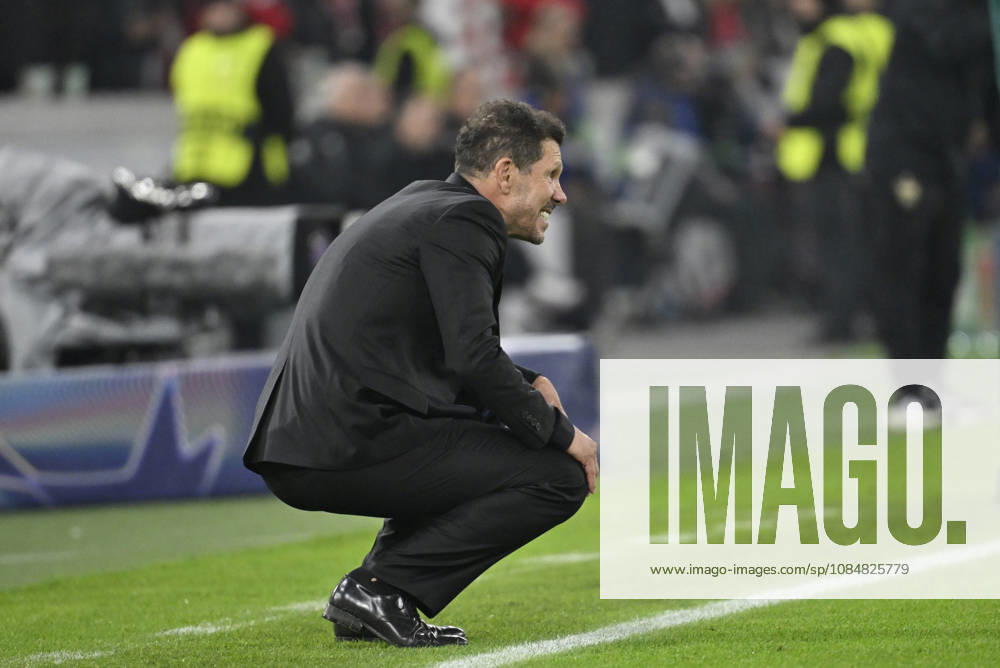 Trainer Coach Diego Simeone Atletico de Madrid am Spielfeldrand Gestik Geste Champions League VfB Stuttgart vs Atletico Madrid 20.10.2026 DFL REGULATIONS PROHIBIT ANY USE OF PHOTOGRAPHS AS IMAGE SEQUENCES AND OR QUASI-VIDEO Champions League VfB Stuttgart vs Atletico Madrid