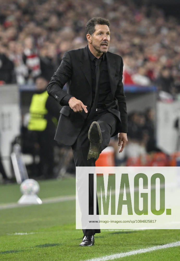 Trainer Coach Diego Simeone Atletico de Madrid am Spielfeldrand Gestik Geste kickt mit Champions League VfB Stuttgart vs Atletico Madrid 20.10.2026 DFL REGULATIONS PROHIBIT ANY USE OF PHOTOGRAPHS AS IMAGE SEQUENCES AND OR QUASI-VIDEO Champions League VfB Stuttgart vs Atletico Madrid