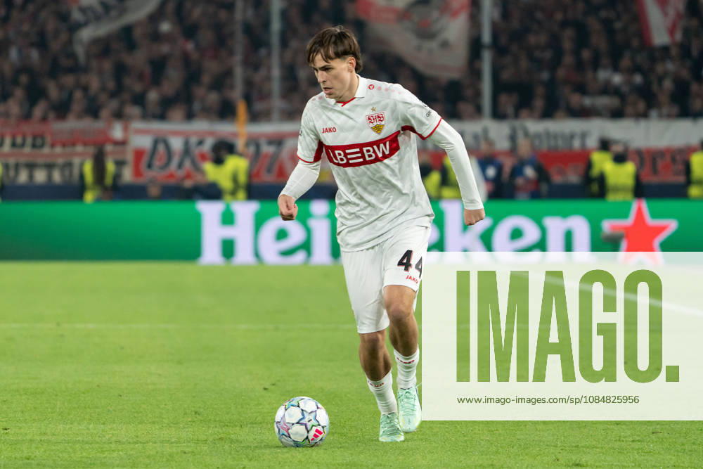 Leo Sauer (VfB Stuttgart, 44) am Ball, Aktion, Dribbling, dribbeln, Angriff, GER, VfB Stuttgart vs. Atlà tico Madrid, Fussball, UEFA Champions League, Spieltag 3, Spielzeit 2026 2027, 20.10.2026, GER, VfB Stuttgart vs. Atlà tico Madrid, Fussball, UEFA Champions League, Spieltag 3, Spielzeit 2026 2027, 20.10.2026, Stuttgart