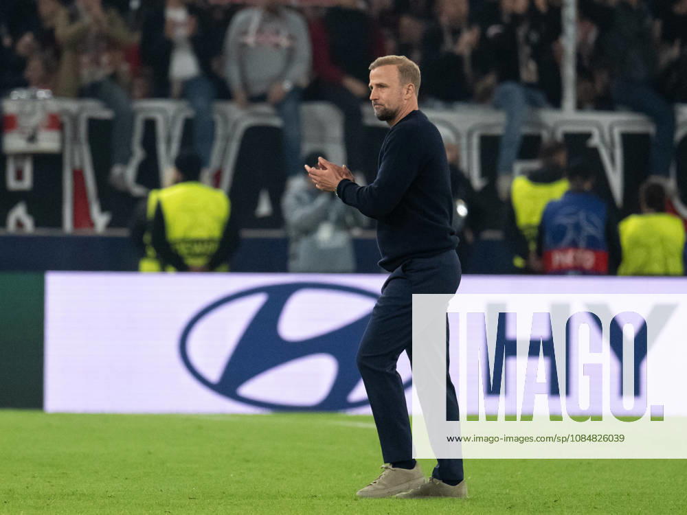 GER, Fussball, Herren, UEFA Champions League, Saison 2026 2027, 3. Spieltag, VfB Stuttgart vs. Atletico Madrid Nach Spielende Sebastian Hoeness ( VfB Stuttgart, Cheftrainer ). applaudiert. A Stuttgart MHP Arena Baden-Württemberg Deutschland