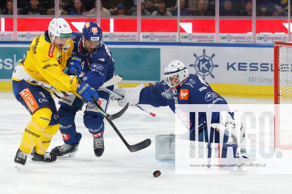 Swiss Life Arena Zuerich, SCHWEIZ, Saison 2026 2027 Herren Eishockey National League ZSC Lions - HC Davos Yannick Frehner (li,HC Davos) gegen Christian Marti (ZSC) vor Torwart Simon Hrubec (ZSC)