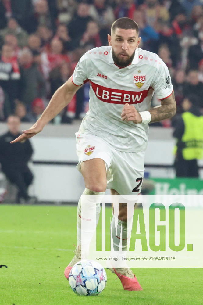 Fussball UEFA Champions League, VfB Stuttgart - Atletico Madrid v.l. Jeff Chabot (VfB Stuttgart) Stuttgart