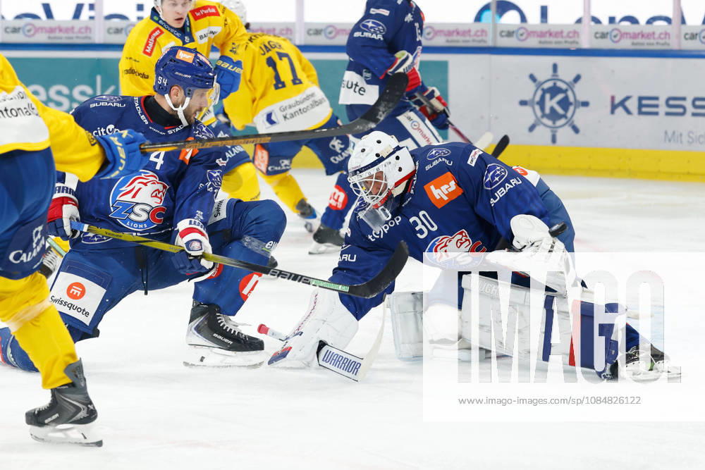 Swiss Life Arena Zuerich, SCHWEIZ, Saison 2026 2027 Herren Eishockey National League ZSC Lions - HC Davos Christian Marti (ZSC) und Torwart Simon Hrubec (ZSC) verteidigen